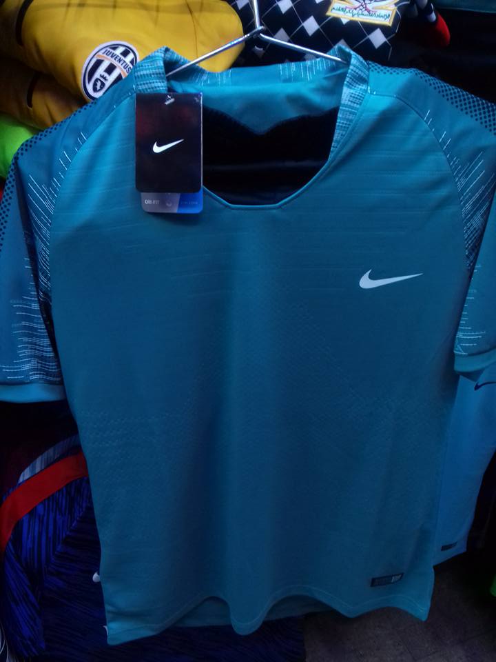 MAILLOT ET SHORT D'ENTRAÎNEMENT NIKE