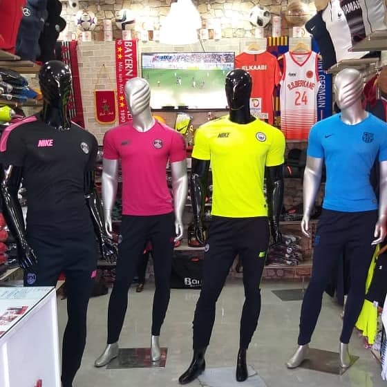 MAILLOT ET SHORT D'ENTRAÎNEMENT BARCA - PARIS - MAN CITY